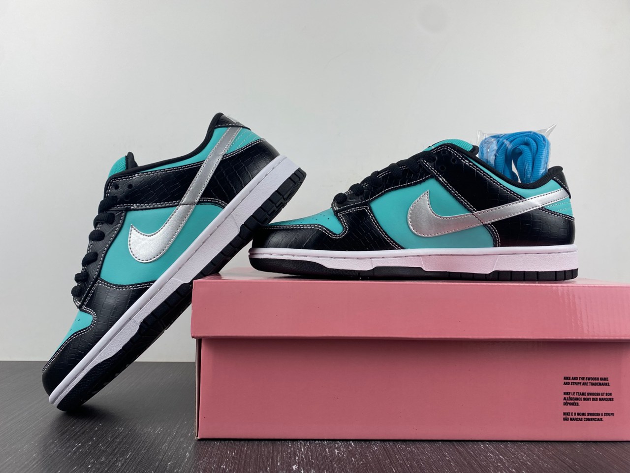 Nike SB x D1am0nd Dunk T*f*ny 304292-402